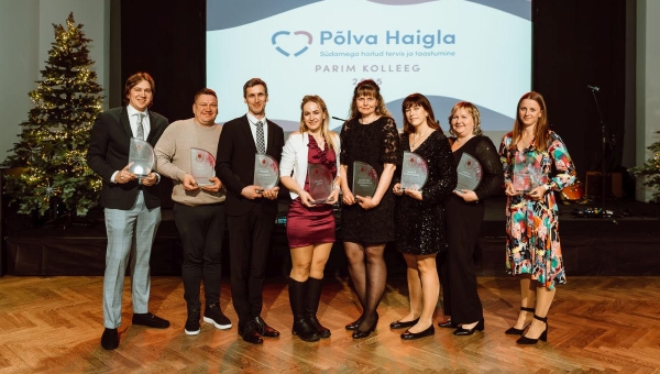 Vasakult: kommunikatsioonijuht Madis Perli (aasta tugitöötaja), haldustööline Tarmo Haabma (aasta tulija), taastusravi osakonna juhataja Pärt Prommik (parim kolleeg), sisearst ja siseosakonna juhataja dr Katrin Keerma (aasta arst), õendusabi osakonna juhataja-õendusjuht ja kirurgia osakonna õendusjuht Krister Matto (aasta patsiendisõbralikuim töötaja), siseosakonna õendusjuht Sirli Kiilo (aasta juhendaja – terve siseosakond), taastusravi osakonna hooldaja Pille Tenno-Täpsi (aasta hooldaja) ja taastusravi osakonna teenusekoordinaator-füsioterapeut Hannagret Luks.    Foto: TIMO ARBEITER